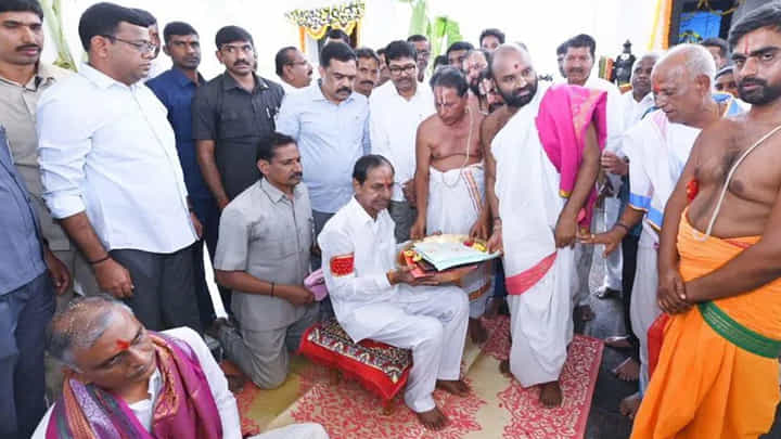 కోనాయిపల్లి ఆలయంలో నామినేషన్ పేపర్లు ఉంచి సీఎం కేసీఆర్ పూజలు కోనాయిపల్లి ఆలయంలో నామినేషన్ పేపర్లు ఉంచి సీఎం కేసీఆర్ పూజలు