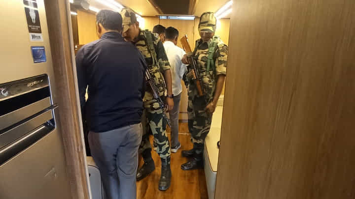 Telangana: సీఎం బస్సులో అణువణువూ చెక్ చేసిన కేంద్ర బలగాలు Telangana: సీఎం బస్సులో అణువణువూ చెక్ చేసిన కేంద్ర బలగాలు