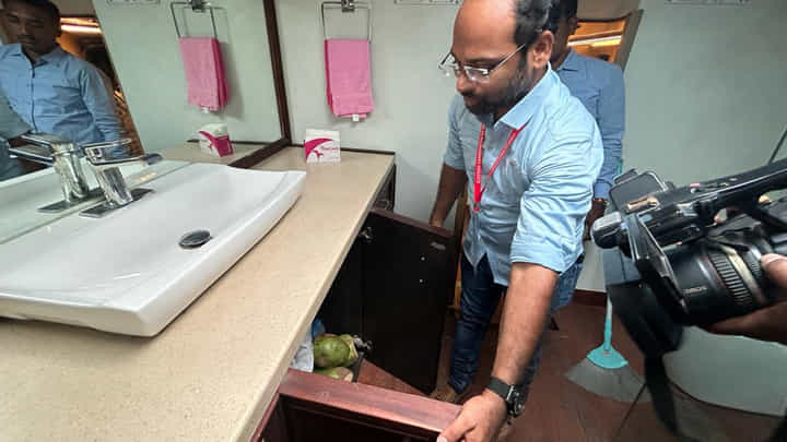 Telangana: సీఎం కేసీఆర్ వాహనాన్ని తనిఖీ చేసిన ఈసీ అధికారులు Telangana: సీఎం కేసీఆర్ వాహనాన్ని తనిఖీ చేసిన ఈసీ అధికారులు
