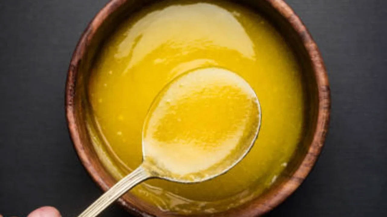 దక్షిణ భారతదేశంలో కొబ్బరి నూనెను ఎక్కువగా ఉపయోగిస్తారు. ఈ నూనెలో మీడియం చైన్ ఫ్యాటీ యాసిడ్స్ (MCFA) ఉంటాయి. ఇది శరీరంలో నిల్వ ఉన్న కొవ్వును తగ్గించడంలో సహాయపడుతుంది. అయితే, కొబ్బరి నూనెను ఎక్కువగా వాడడం ఆరోగ్యానికి అంత మంచిది కాదు.