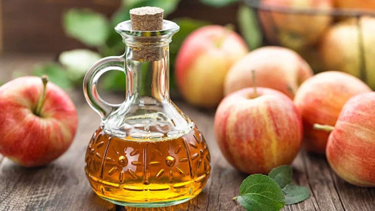 కొబ్బరి నూనెను మీ జుట్టుకు క్రమం తప్పకుండా పట్టించాలి. కొబ్బరినూనెలో నిమ్మరసం కలిపి తలకు పట్టిస్తే చుండ్రు పోతుంది. కొబ్బరి నూనెను ఉపయోగించే ముందు కొద్దిగా వేడి చేసుకుని గోరువెచ్చగా అప్లై చేసుకోవాలి. చర్మం పొడిబారడం, ఇన్ఫెక్షన్ వల్ల చుండ్రు సమస్యలు తలెత్తుతాయి. చండ్రు నివారణకు టీ ట్రీ ఆయిల్ కూడా ఉపయోగపడుతుంది. బాదం నూనెతో కొన్ని చుక్కల టీ ట్రీ ఆయిల్ మిక్స్ చేసి తలకు పట్టించాలి. 