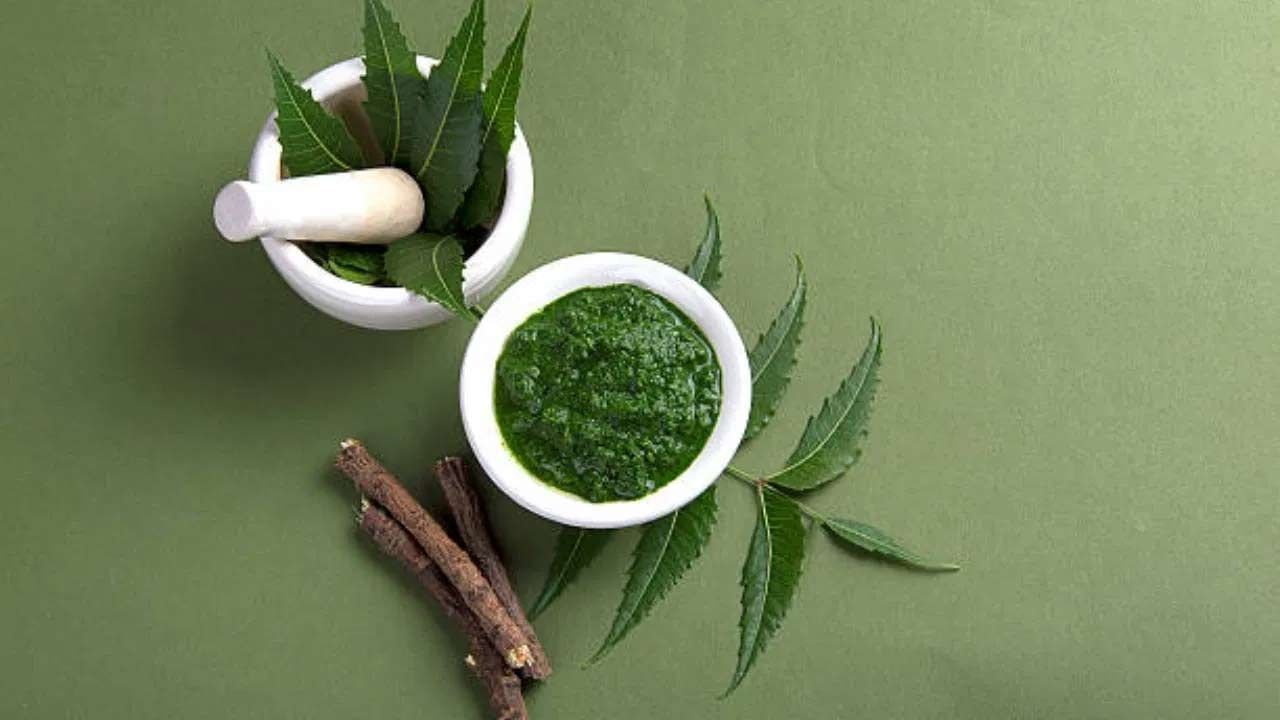 టీ ట్రీ ఆయిల్‌కు బదులుగా వేపను కూడా ఉపయోగించవచ్చు. కలబంద జెల్‌తో వేప ఆకుల పొడి లేదా వేప ఆకుల పేస్ట్ మిక్స్ చేసి తలకు పట్టించాలి. 30 నిమిషాల తర్వాత షాంపూతో తలస్నానం చేస్తే సరి. యాంటీ డాండ్రఫ్ షాంపూని కూడా ఉపయోగించవచ్చు.