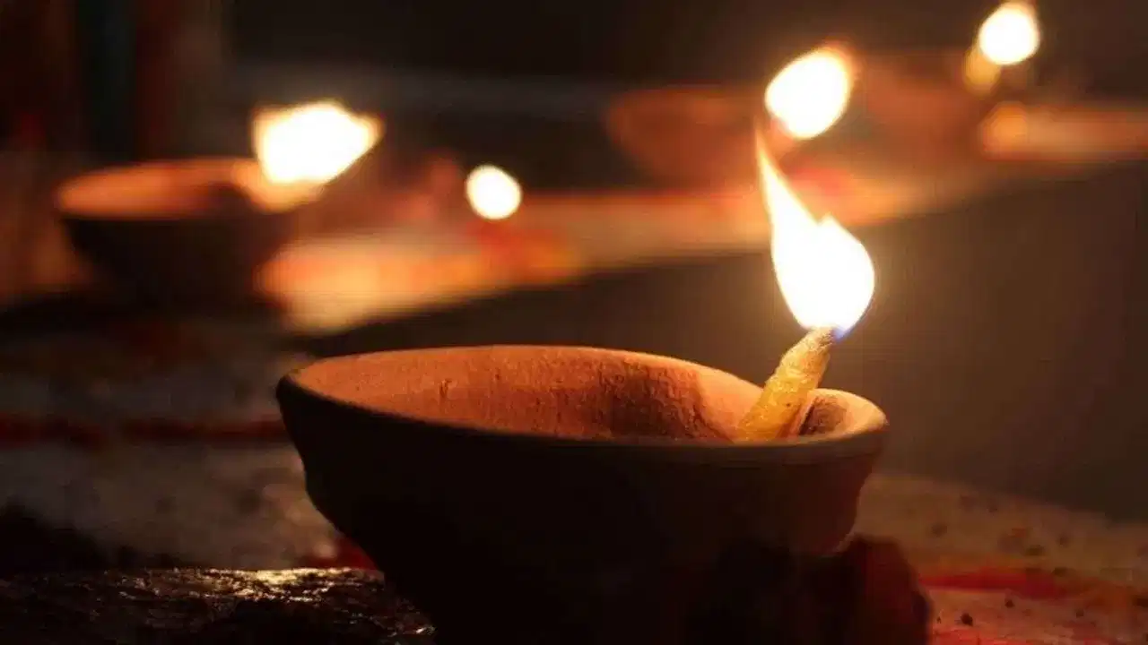ఇంట్లో పూజలో కొబ్బరి కాయ కొడితే పువ్వు రావడం. ఇంట్లోకి నల్ల చీమలు రావడం. ఇంటి ఆవరణ లేదా గుమ్మం వద్ద పక్షి గూడు కట్టుకోవడం. ఇంటి నుంచి బయటకు వెళ్తున్న సమయంలో, గుడికి వెళ్లి తిరిగి వస్తున్న సమయంలో ఆవు ఎదురు పడటం. కలలో నెమలి కనిపించినా శుభమే.