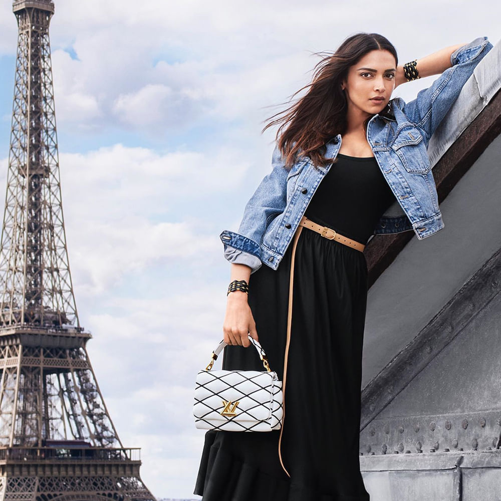 దీపిక పదుకోన్‌ సౌత్‌లో కల్కిలో నటిస్తున్నారు. డార్లింగ్‌ ప్రభాస్‌ హీరోగా నటిస్తున్న మూవీ కల్కి. మోకాలి సర్జరీ పూర్తయ్యాక ప్రస్తుతం ఫారిన్‌లో రెస్ట్ తీసుకుంటున్నారు డార్లింగ్‌. త్వరలోనే ఇండియాకు తిరిగి రానున్నారు. రాగానే ప్రశాంత్‌ నీల్‌ సినిమాలో పార్టిసిపేట్‌ చేస్తారని టాక్‌. ఆ టైమ్‌కి దీపిక కూడా ఉత్తరాదిన ఉన్న పనులు పూర్తి చేసుకుని ఈ సెట్స్ కి వచ్చేస్తారనే మాటలు వినిపిస్తున్నాయి.