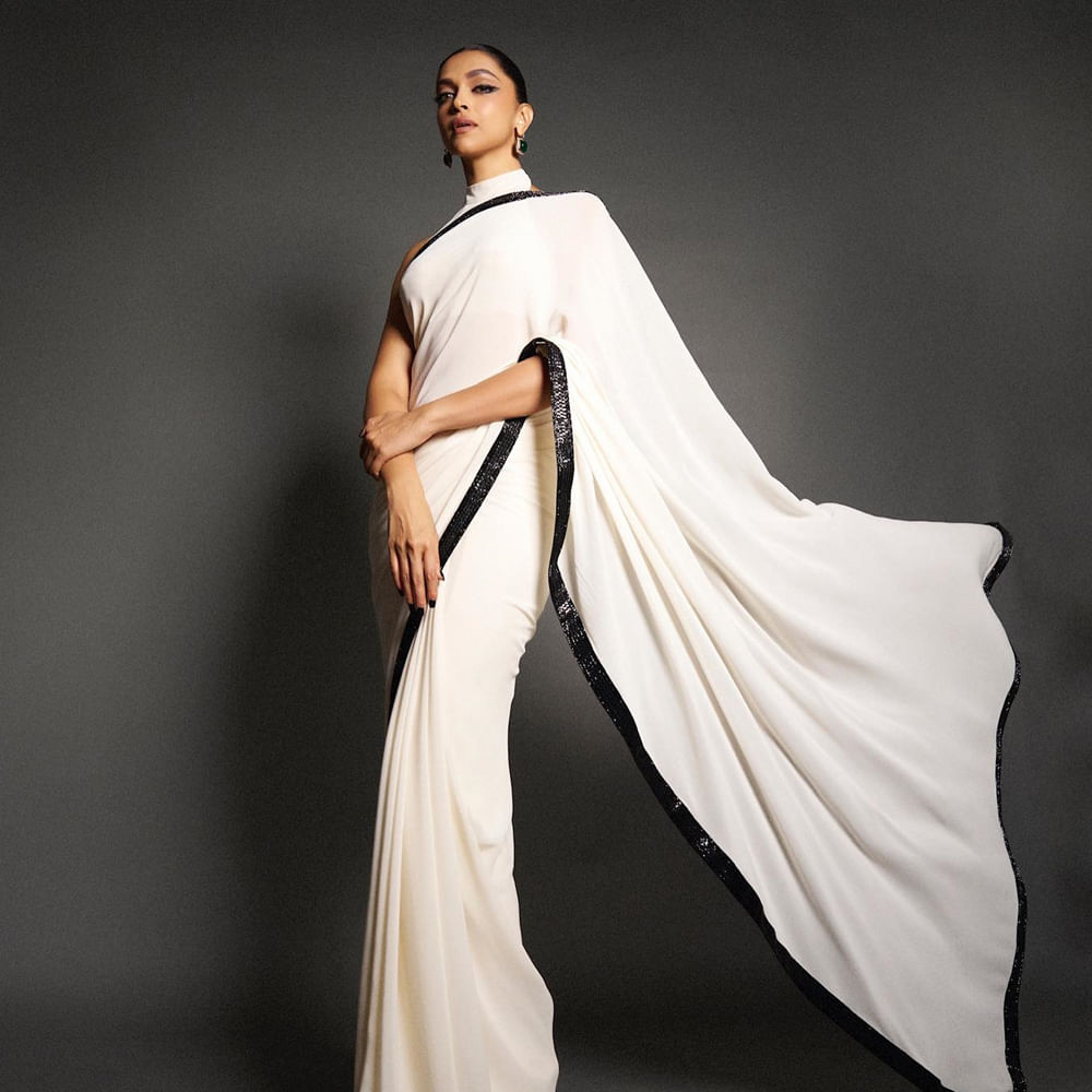 చాన్నాళ్లుగా షూటింగ్‌లో ఉన్న ఈ ప్రాజెక్ట్ ఇప్పుడు కంప్లీట్‌ అయింది. కరణ్‌ సింగ్‌ గ్రోవర్‌, అక్షయ్‌ ఒబెరాయ్‌ కూడా కీ రోల్స్ చేశారు. ''హృతిక్‌ రోషన్‌, దీపికను ఒకే ఫ్రేమ్‌లోకి తీసుకురావడంతో నా జీవితాశయం నెరవేరినట్టు అనిపిస్తోంది. ఇండియన్‌ ఆడియన్స్ కి మాత్రమే కాదు, గ్లోబల్‌ ఆడియన్స్ కి కూడా ఇది చాలా పెద్ద శుభవార్త'' అంటూ డైరక్టర్‌ ఇచ్చిన స్టేట్‌మెంట్‌ అప్పట్లో అందరినీ మెప్పించింది. 
