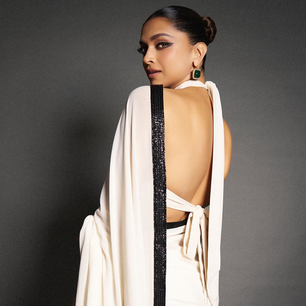 అప్పటి నుంచి ఎప్పుడెప్పుడు ఈ షూటింగ్‌ పూర్తవుతుందా? ఎప్పుడెప్పుడు స్క్రీన్స్ మీదకు వస్తుందా? అని ఎదురుచూస్తున్నారు జనాలు. వచ్చే ఏడాది జనవరి 25న థియేటర్లలోకి రానుంది ఫైటర్‌. ఈ సినిమా షూటింగ్‌ కంప్లీట్‌ అయింది.
