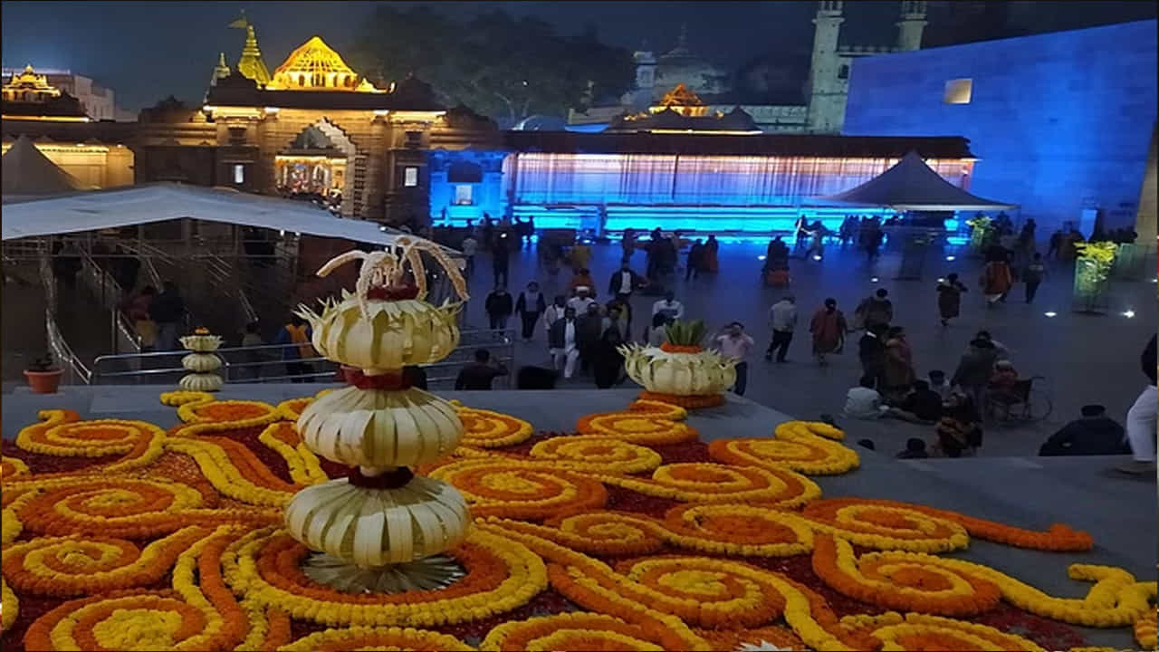 హిందూ మత విశ్వాసాల ప్రకారం ఈ రోజున కాశీలో, దేవతలు భూమికి దిగి వస్తారు. దీపావళి జరుపుకుంటారని విశ్వాసం. వారణాసిలోని బాబూ పాండే ఘాట్లో 11 వేల దీపాలతో అయోధ్యలోని రామాలయం అందమైన ఆకృతిని చెక్కారు. ఆ దృశ్యం ప్రతి ఒక్కరి దృష్టిని ఆకర్షించేలా ఉంది.