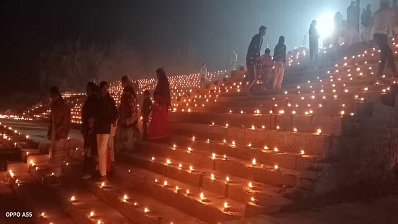 కాశీలోని అన్ని ఘాట్ల అందాలు హృదయాన్ని ఆహ్లాదపరుస్తున్నాయి. భక్తుల రద్దీ ఎక్కువగా కనిపించింది. మెరిసే దీపాల వెలుగులో స్నానమాచరించిన ఘాట్లు చాలా అందంగా కనువిందు చేస్తున్నాయి.