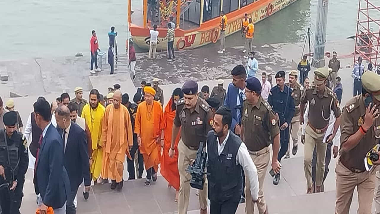 దేవ్ దీపావళి సందర్భంగా విశ్వనాథ ధామాన్ని దర్శించుకోవడానికి దేశ, విదేశాల నుండి ప్రజలు కాశీకి తరలివచ్చారు. కాశీలోని ప్రతి ఘాట్ భక్తులతో నిండిపోయింది.