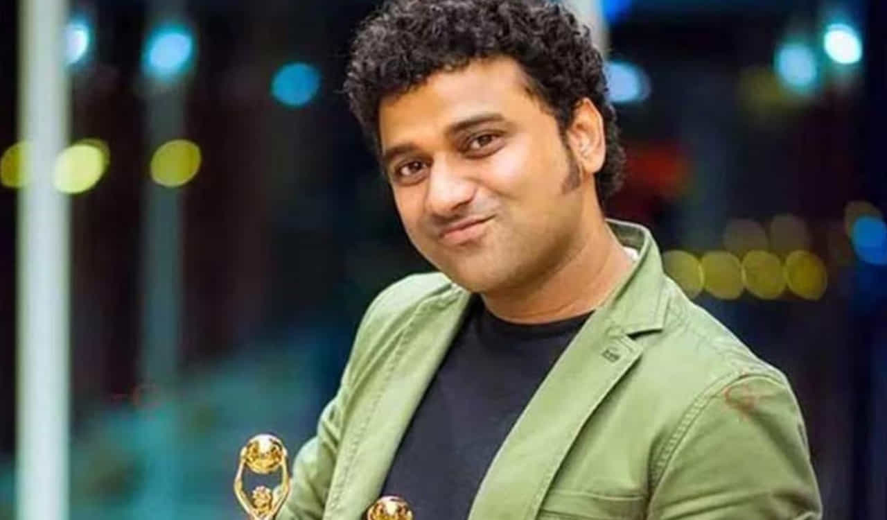 అయితే ఈ రోజుల్లో సినిమాల్లో పాటలు వినేందుకు ఎవరూ సిద్ధంగా ఉండరు.. అందుకే ఆర్ఆర్తో ఆడియన్స్ను కట్టి పడేయాలి. పాపం అంతకంటే మరో ఆప్షన్ కూడా లేకుండా పోయింది సంగీత దర్శకులకు. ఈ జాబ్ చేయడంలో చాలా తక్కువ మంది మ్యూజిక్ డైరెక్టర్స్ మాత్రమే సక్సెస్ అవుతున్నారు. అందులోనూ కొందరైతే అదిరిపోయే బ్యాగ్రౌండ్ స్కోర్తో సినిమా రేంజ్ పెంచేస్తున్నారు. ఈ లిస్టులో అనిరుధ్, దేవీ శ్రీ ప్రసాద్, థమన్, అజినీష్ లోక్నాథ్ లాంటి సంగీత దర్శకులు ముందు వరసలో ఉంటారు.