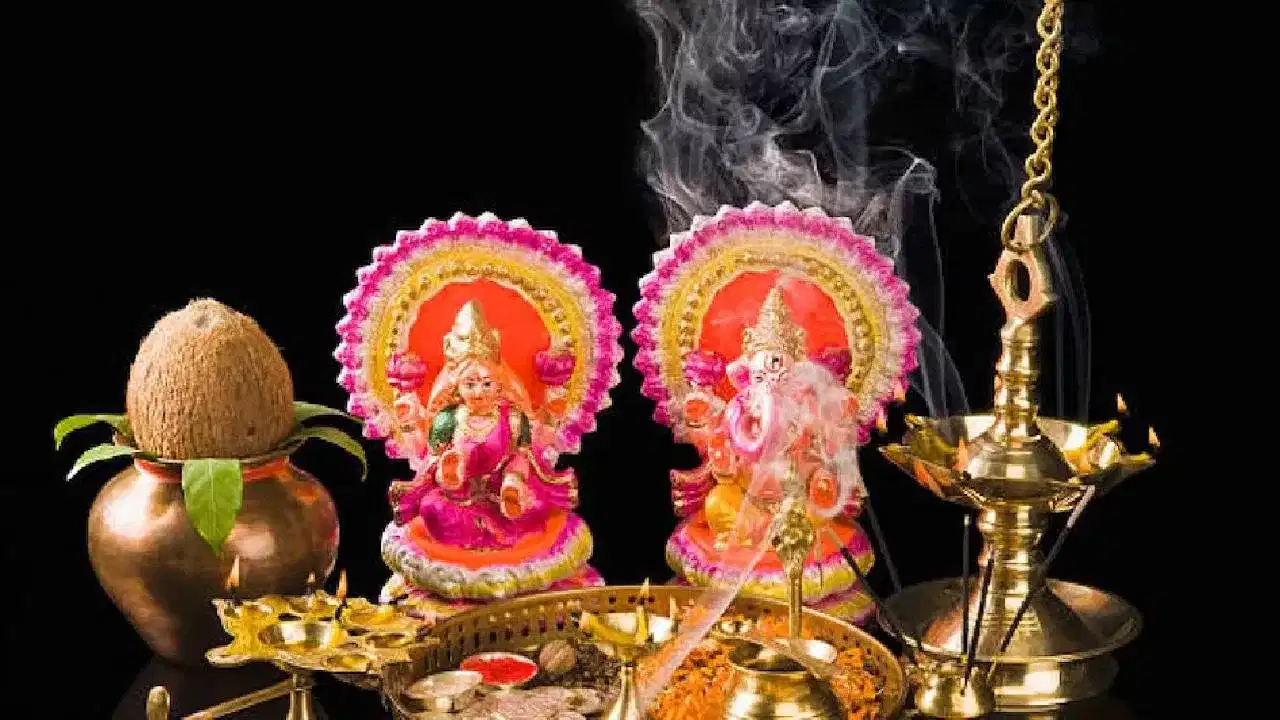 దీపావళి.. సత్యయుగంలో ఆశ్వయుజ మాసంలోని అమావాస్యనాడు సముద్ర మథనం నుండి లక్ష్మీదేవి తొలిసారిగా ఉద్భవించింది. ఈ రోజున శ్రీ మహా విష్ణువు, లక్ష్మి దేవి వివాహం జరిగినట్లు పురాణ కథనం. అప్పటి నుంచి దీపావళి సంబరాలు మొదలయ్యాయి. తరువాత త్రేతాయుగంలో ఈ రోజున, రాముడు వనవాసం నుండి ఇంటికి తిరిగి వచ్చాడు. ఈ రోజు మహాలక్ష్మిని పూజిస్తారు. ఈ సంవత్సరం దీపావళి పండుగను 12 నవంబర్ 2023 న జరుపుకోనున్నారు.