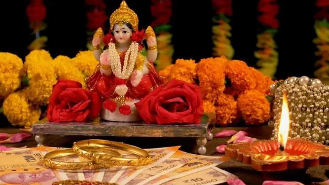 ధన్తేరస్ రోజున చీపుళ్లతో పాటు లక్ష్మీ చరణాలను కొంటారు. నిజానికి ఈ రోజు నుంచే దీపావళి పండగ జరుపుకోవడానికి సన్నాహాలు కూడా చేస్తారు. ధన త్రయోదశి నాడు లక్ష్మీ చరణాలను కొనుగోలు చేయడం శుభప్రదంగా పరిగణించబడుతుంది. ఇది లక్ష్మీదేవి ప్రవేశానికి ఆహ్వానంగా భావిస్తారు. లక్ష్మీ దేవి పాదాలను లోపలికి వచ్చే ప్రధాన ద్వారం వద్ద ఉంచవచ్చు లేదా వాటిని పూజా స్థలంలో ఉంచవచ్చు.