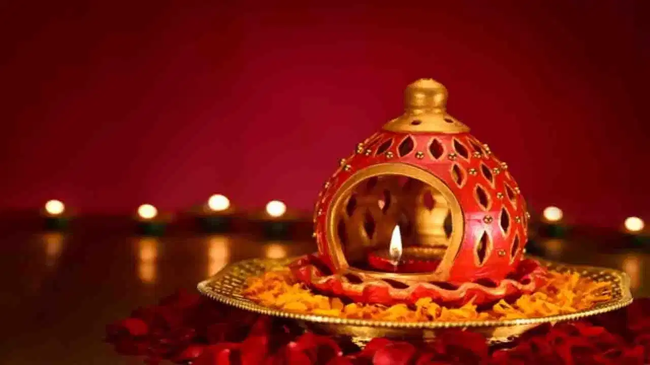 బంగారం - వెండి వస్తువులు: ధన త్రయోదశి రోజు బంగారం లేదా వెండి వస్తువులు కానీ, ఆభరణాలు కానీ కొంటే అదృష్టం లభిస్తుందని నమ్ముతూంటారు. ఎందుకంటే ధన త్రయోదశి రోజు ఏం కొంటే అవి ఇంట్లో స్థిరంగా ఉంటాయని విశ్వసిస్తూంటారు.
