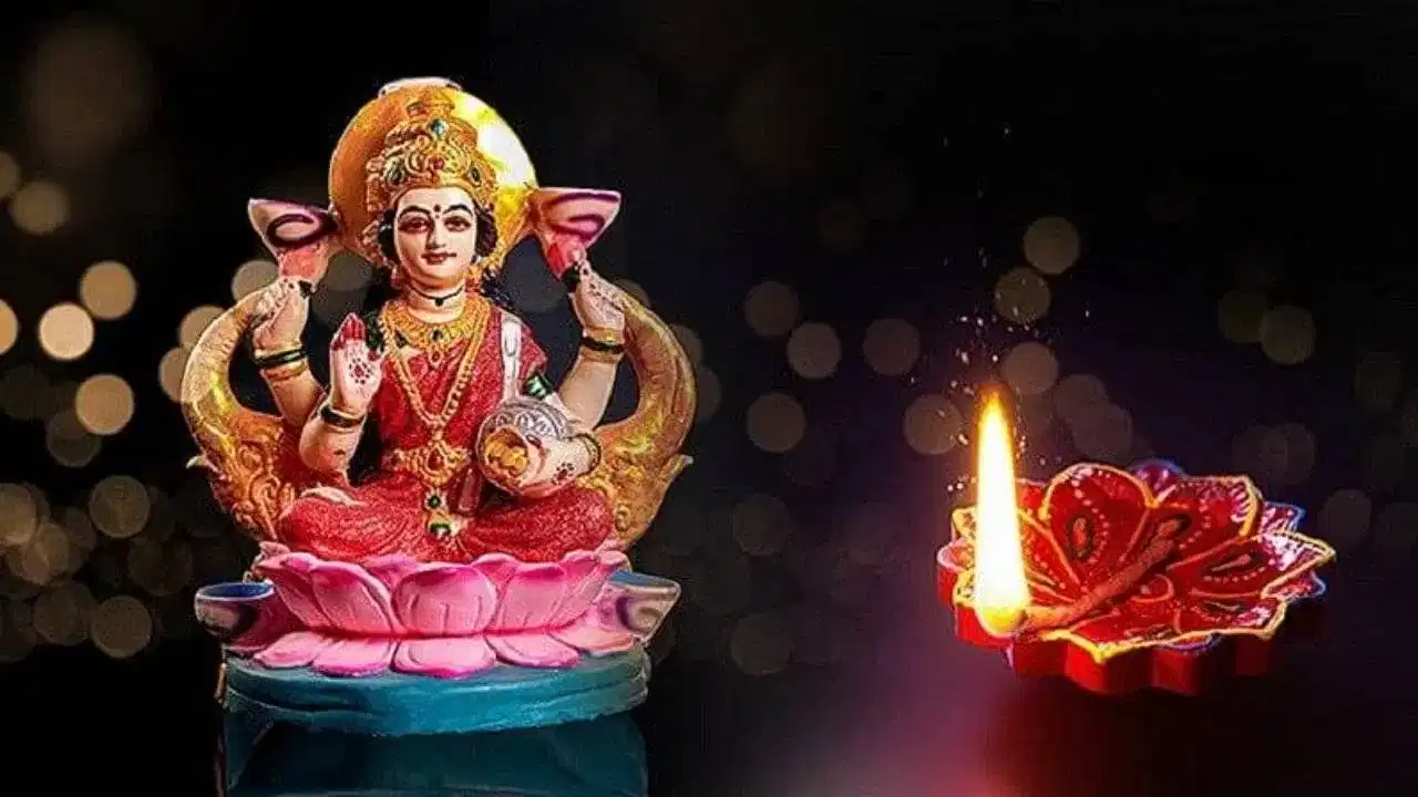 ఎలక్ట్రానిక్ గాడ్జెట్లు - వంటగది పాత్రలు: ఇల్లును ఎంత నీటిగా అందంగా ఉంటే లక్ష్మీ దేవి అనుగ్రహం కలుగుతుందని, ధన త్రయోదశి రోజు ఎలక్ట్రానిక్ గాడ్జెట్లు, వంటగది పాత్రలు కూడా కొంటున్నారు. కొత్త వస్తువులతో ఇంటిని అలంకరిస్తున్నారు. పలు కంపెనీలు కూడా మంచి మంచి ఆఫర్లను ప్రకటిస్తున్నాయి. 
