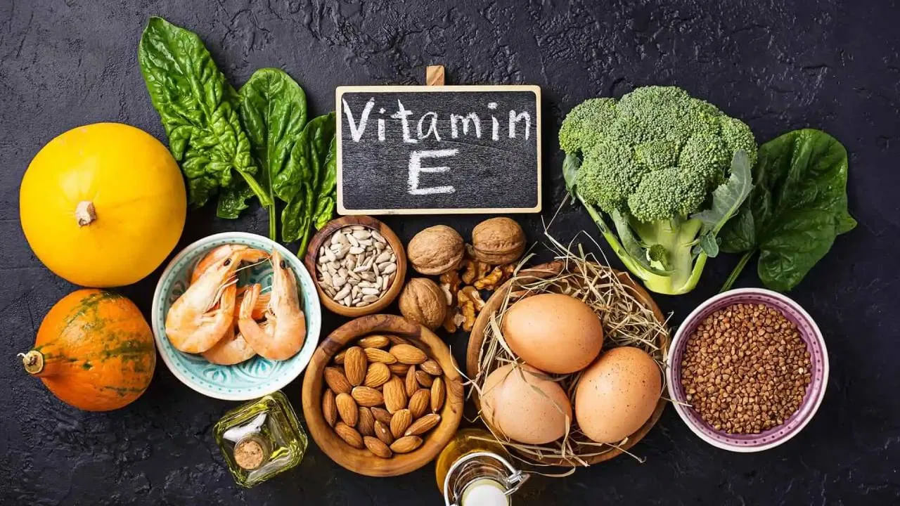 డయాబెటిస్ ఉన్నవారు తప్పనిసరిగా కొన్ని విటమిన్లు కలిగిన ఆహారాలు తినాలి. అలాంటి విటమిన్లలో విటమిన్ ఇ చాలా ముఖ్యమైనది. టమిన్ ఇ లోపాన్ని భర్తీ చేయడానికి, రక్తంలో చక్కెరను నియంత్రించడానికి.. ఆహారంలో పొద్దుతిరుగుడు విత్తనాలు, బాదం, సోయాబీన్ నూనె, వేరుశెనగ, బచ్చలికూర, రెడ్ క్యాప్సికమ్ వంటి ఆహారాలను తప్పక చేర్చుకోవాలి.