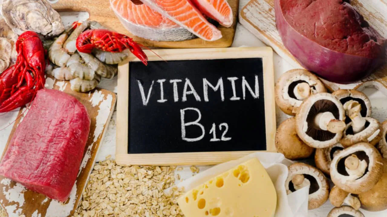 డయాబెటిక్ రోగులకు విటమిన్ బి12 చాలా ముఖ్యమైన విటమిన్. మధుమేహం ఉన్నవారు విటమిన్ బి12 తీసుకోవాలి. మటన్, చేపలు, గుడ్లు, పాలు వంటి ఇతర పాల ఉత్పత్తులను తినొచ్చు. ఈ ఆహారాలలో విటమిన్ బి12 పుష్కలంగా ఉంటుంది.