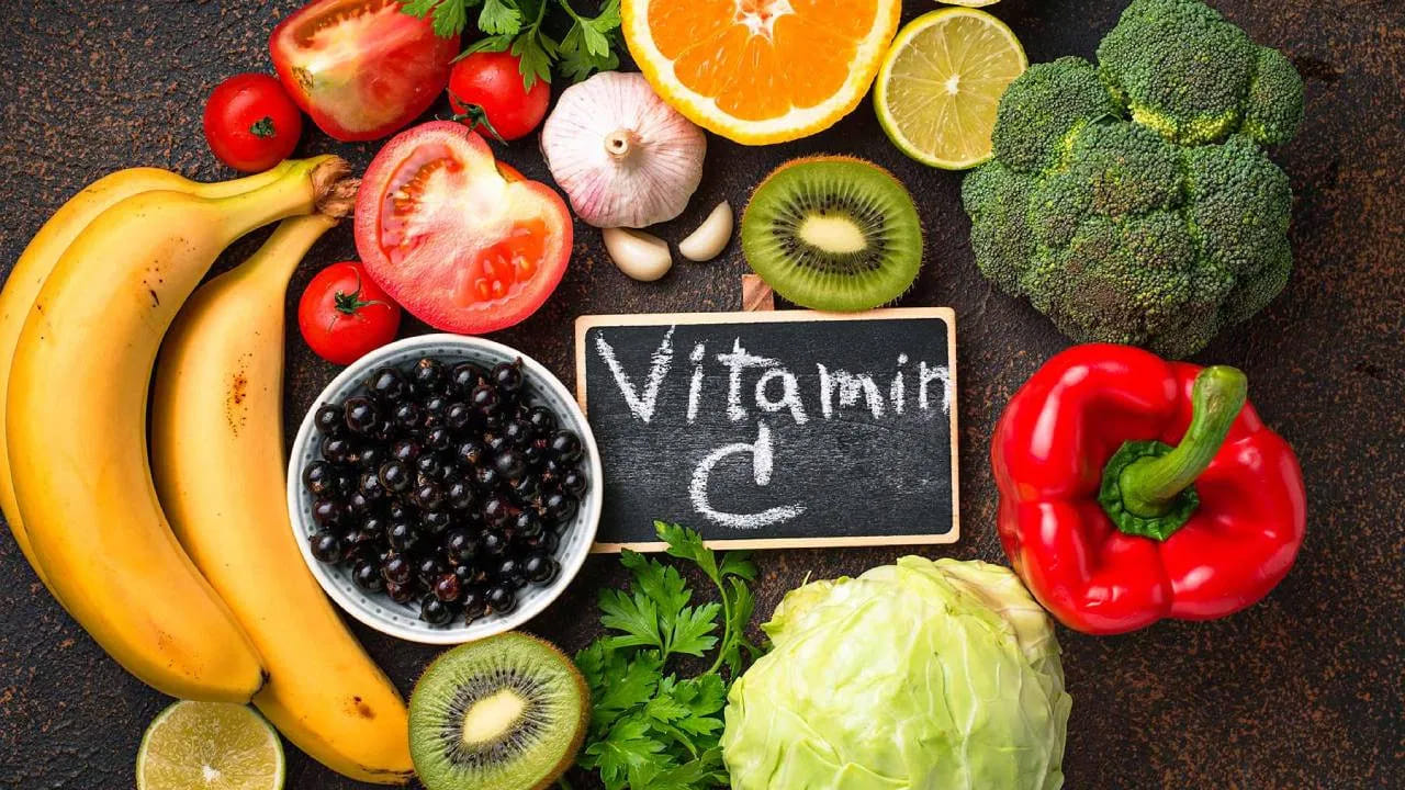 ఆహారంలో సిట్రస్ పండ్లు, క్యాప్సికమ్, బ్రోకలీ, టమోటాలు తప్పక చేర్చుకోవాలి. వీటిల్లో విటమిన్ సి అదికంగా ఉంటుంది. ఈ విటమిన్ చక్కెర నియంత్రణలో సహాయపడుతుంది. విటమిన్ సి ఒక యాంటీ ఆక్సిడెంట్. విటమిన్ సి ఫ్రీ రాడికల్స్ వల్ల కలిగే నష్టాన్ని కూడా తగ్గిస్తుంది.