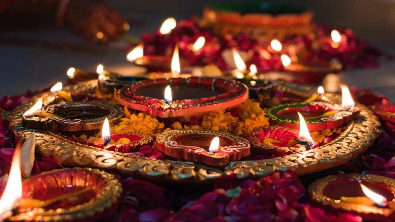 గోడలపై ఆయిల్ మరకలు వదిలించు కోవడానికి మరో టిప్ ఏంటంటే.. మరకలు ఉన్న చోట బేకింగ్ సోడా వేయండి. దాన్ని అలాగే కాసేపు వదిలేయండి. బేకింగ్ సోడా నూనెను పీల్చుకుంటుంది. దీంతో ఆ మరక పోతుంది.