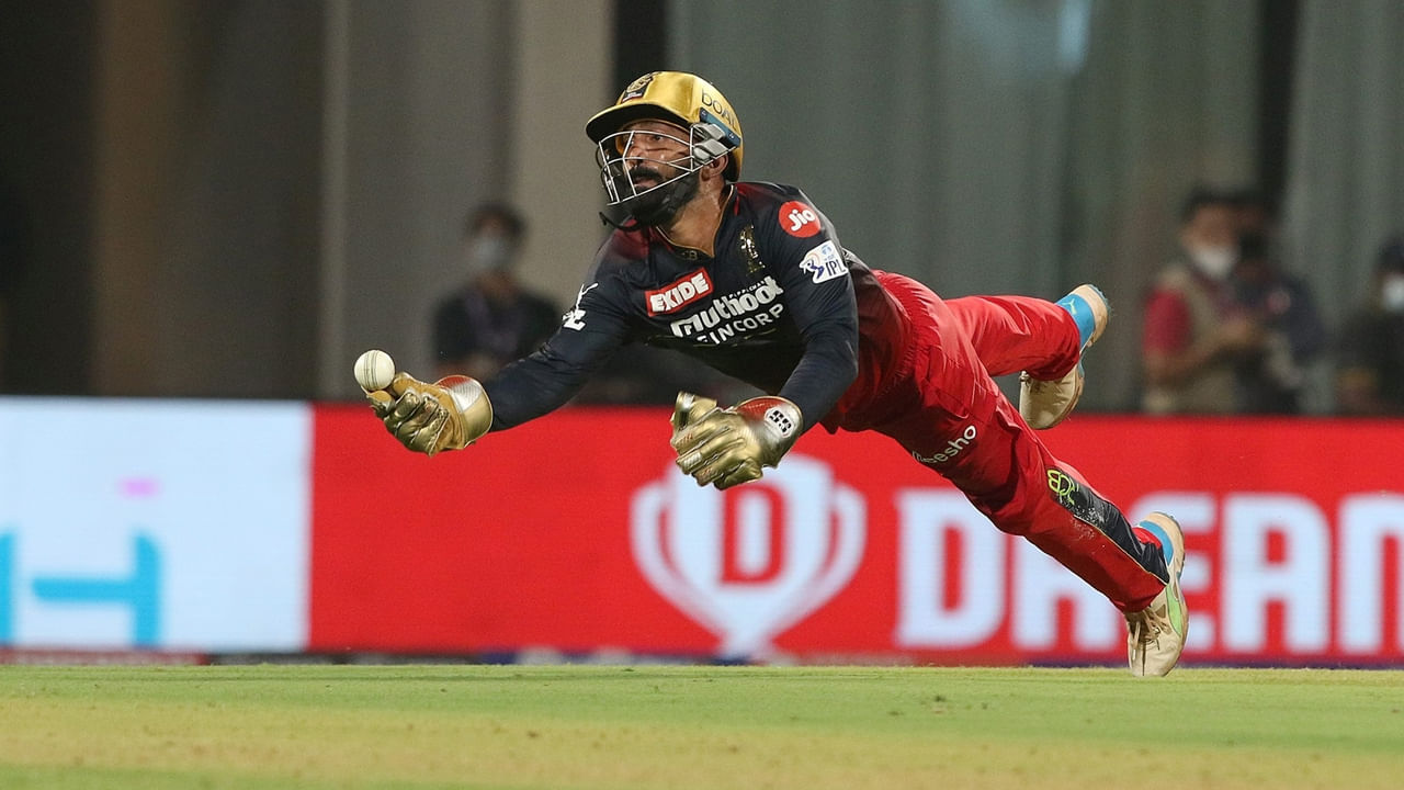 3- దినేష్ కార్తీక్: RCB జాబితాలో దినేష్ కార్తీక్ మూడవ స్థానంలో ఉండవచ్చు. 38 ఏళ్ల దినేష్ కార్తీక్‌కు 2023 ఐపీఎల్ ప్రత్యేకంగా ఏంలేదు. 13 మ్యాచ్‌ల్లో 140 పరుగులు మాత్రమే చేశాడు. 2023 టోర్నమెంట్‌లో సగటున 25.81 స్కోరు చేసిన దినేష్ కార్తీక్‌ను ఈసారి అతని వయస్సును పరిగణనలోకి తీసుకుని జట్టు విడుదల చేసే అవకాశం ఉంది. అయితే, దీనికి ముందు, కార్తీక్‌కు 2022 IPLలో బాగా రాణించడం విశేషం. అందులో అతను ఫినిషర్‌గా ఆడుతూ 330 పరుగులు చేశాడు.