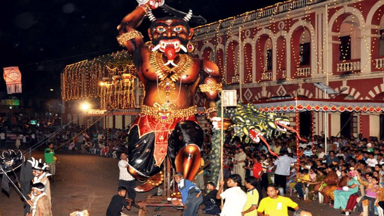 గోవాలో దీపావళి: భారతదేశంలో గొప్ప పర్యాటక ప్రాంతం గోవా. ఇక్కడ బీచ్ లో ఎంజాయ్ చేయడానికి చల్లని వాతావరణాన్ని ఇష్టపడతారు. అయితే ఈ రాష్ట్రంలోని దీపావళి వేడుకలు కూడా ప్రత్యేకమైనవి. ఈ రోజున శ్రీకృష్ణుడు నరకాసురుడు అనే రాక్షసుడిని సంహరించినట్లు చెబుతారు. దీనిని పురస్కరించుకుని, ఒక పోటీని నిర్వహిస్తారు. దీపావళికి ఒక రోజు ముందునరక చతుర్థి నాడు నరకాసురుని దిష్టిబొమ్మను కూడా దహనం చేస్తారు. 