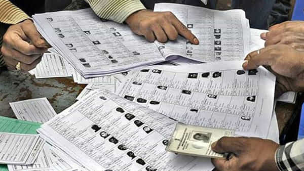Voter List: ఏపీలో ఓటర్ల లిస్ట్ పంచాయతీకి చెక్ పడుతుందా.? ఈసీకి అధికార, ప్రతిపక్షాల ఫిర్యాదులు