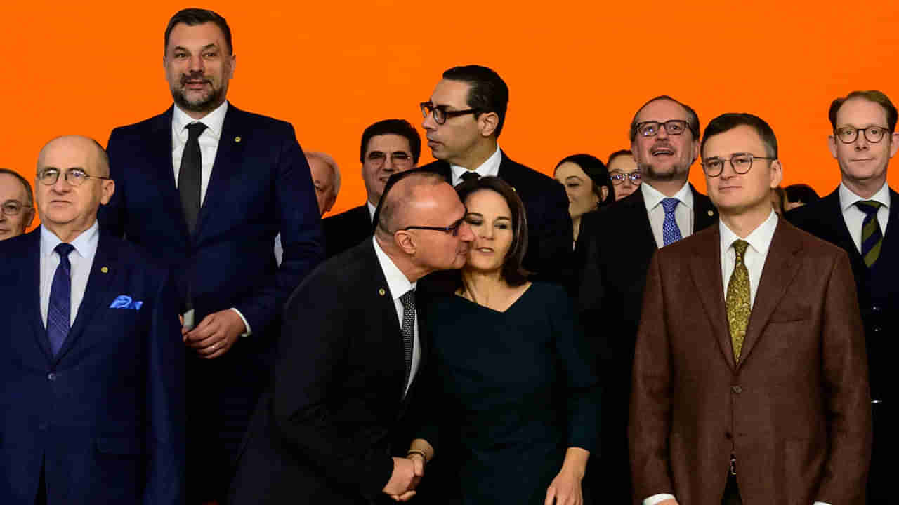EU Meet Kissing Row: ప్రపంచ నేతల సమక్షంలో మహిళా మంత్రికి ముద్దు తీవ్ర విమర్శల పాలైన విదేశాంగ మంత్రి