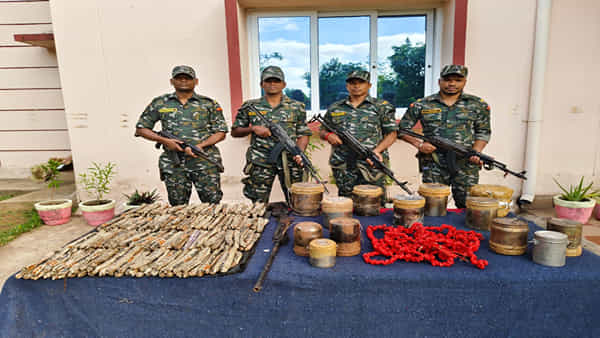 Andhra Odisha border: ఆంధ్ర ఒడిస్సా సరిహద్దులో భారీగా పేలుడు పదార్థాలు, తుపాకీ లభ్యం.. ఎవరివో తెలుసా..?