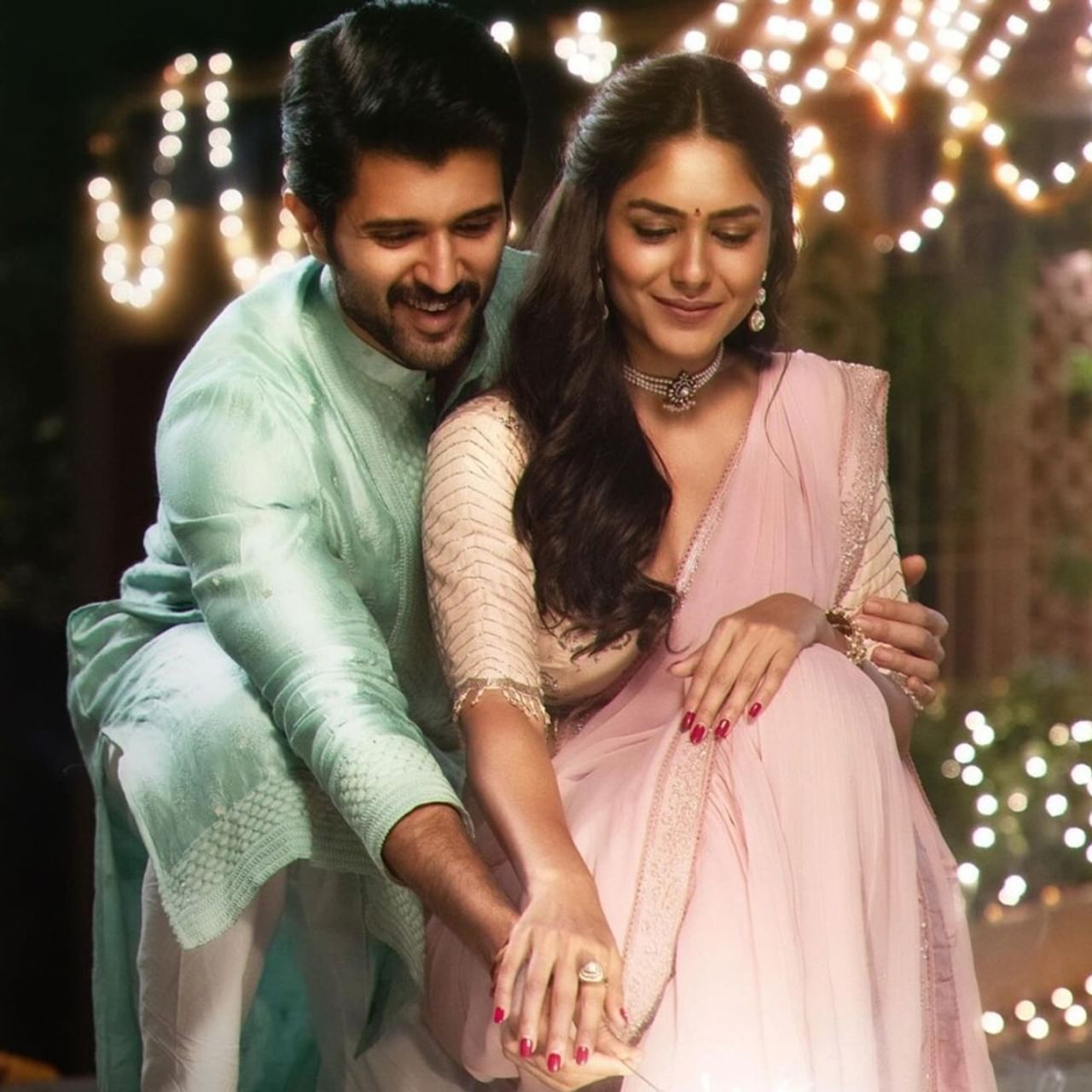 Family Star: విజయ్ దేవరకొండ ఫ్యామిలీ స్టార్ మూవీని సంక్రాంతి కానుకగా రిలీజ్ చేయనున్నామని ఇప్పటికే మేకర్స్ అనౌన్స్ చేశారు. ఇప్పుడు ఈ మూవీ సంక్రాంతి రేస్ నుంచి తప్పుకుందని తెలుస్తోంది. సంక్రాంతికి భారీగా సినిమాలు రిలీజ్ అవుతున్నాయి. మహేష్ బాబు గుంటూరు కారం లాంటి బడా సినిమా కూడా సంక్రాంతికి రానుంది. దాంతో ఈ పోటీ నుంచి ఫ్యామిలీ స్టార్ తప్పుకుందని తెలుస్తోంది. త్వరలోనే దీని పై ఓ క్లారిటీ రానుంది.