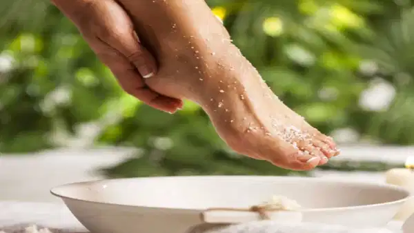 Feet Care in Winter: చలి కాలంలో అందమైన పాదాల కోసం.. వీటిని ట్రై చేయండి!