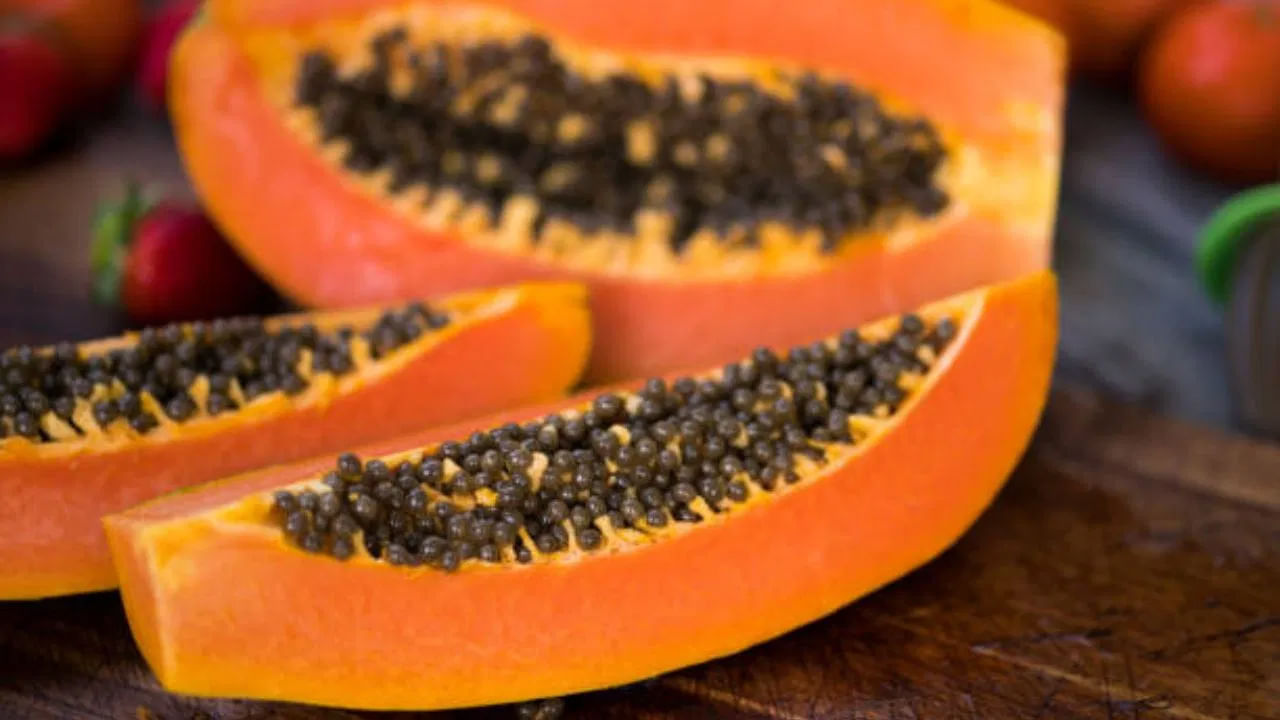 పండిన బొప్పాయిలో విటమిన్ ఎ, సి, ఇ ఉంటాయి. ఇవి చర్మాన్ని అనేక విధాలుగా సంరక్షిస్తాయి. ఈ పండు తినడంతో పాటు పండు గుజ్జుతో చర్మంపై రాసుకుంటే మంచి ఫలితం ఉంటుంది. పండిన బొప్పాయి చర్మంపై సహజమైన ఎక్స్‌ఫోలియేటర్‌గా పనిచేస్తుంది. రంధ్రాల్లో పేరుకుపోయిన మృత కణాలను క్లియర్ చేయడంలో సహాయపడుతుంది.