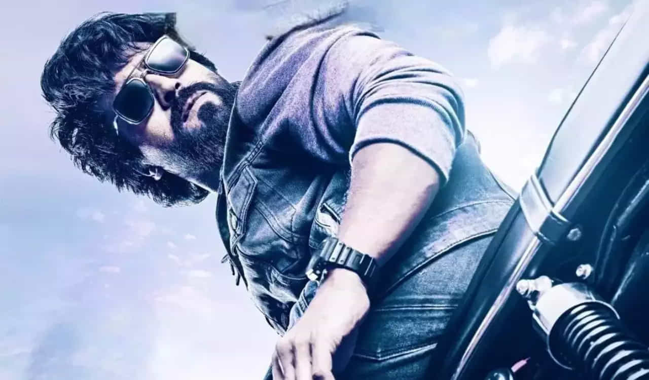 రామ్ చరణ్ గేమ్ ఛేంజర్ సినిమా అనుకున్న దానికంటే ఇంకా ఆలస్యమయ్యేలా కనిపిస్తుంది. భారతీయుడు 2 సినిమాను 2024 సమ్మర్కు విడుదల చేసి.. ఆ తర్వాత మూడు నాలుగు నెలల గ్యాప్లోనే భారతీయుడు 3 కూడా విడుదల చేయాలని చూస్తున్నారు శంకర్. ఈ లెక్కన 2024 డిసెంబర్కు కానీ రామ్ చరణ్ గేమ్ ఛేంజర్ వచ్చేలా కనిపించడం లేదు. ఇదే జరిగితే ఫ్యాన్స్కు మరింత ఎదురు చూపులు తప్పవు.
