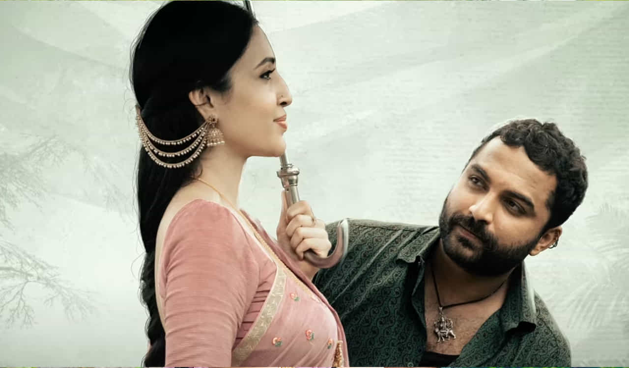 ఆల్రెడీ రిలీజ్‌ అయిన గ్యాంగ్స్ ఆఫ్‌ గోదావరి ప్రమోషనల్‌ కంటెంట్‌ ప్రేక్షకులను ఊరిస్తోంది. ప్యాన్‌ ఇండియా రేంజ్‌ సినిమాలది ఓ సందడైతే, రీజినల్‌ మార్కెట్‌ మీద ఫోకస్‌ చేసే మిగిలిన సినిమాలది ఇంకో రకమైన సందడి. ఏదైతేనేం... మూడు వేల కోట్లకు పైగా కలెక్ట్ చేసే స్టామినా ఉన్న డిసెంబర్‌లో తమ సినిమాలు కూడా విడుదల కావడం హ్యాపీ అంటున్నారు మేకర్స్.
