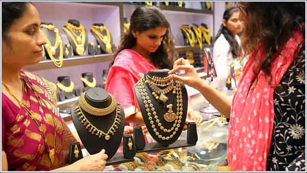 Gold Price Today: తగ్గిన పసిడి ధరలు.. కొనుగోలుదారుల్లో చిగురించిన ఆశలు..