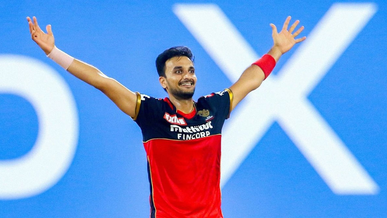 1- హర్షల్ పటేల్: ఈసారి RCB జట్టు స్టార్ ఫాస్ట్ బౌలర్ హర్షల్ పటేల్‌ను విడుదల చేయగలదు. 2021లో హర్షల్ గత రెండు సీజన్లలో జట్టు కోసం ప్రత్యేకంగా ఏం చేయలేకపోయాడు. 2021 ఐపీఎల్‌లో 32 వికెట్లు తీశాడు. ఆ తర్వాత 2022, 2023 టోర్నీల్లో వరుసగా 19, 14 వికెట్లు మాత్రమే పడగొట్టాడు. 2023 టోర్నీలో హర్షల్ ఎకానమీ ఆందోళన కలిగించింది. అతను 9.66 ఎకానమీ వద్ద పరుగులు ఇచ్చాడు. కాగా, డెత్ ఓవర్లలో హర్షల్ పటేల్ జట్టుకు పెద్ద ఆందోళన కలిగిస్తున్నాడు. ఈ విషయాలన్నీ దృష్టిలో ఉంచుకుని, RCB వేలానికి ముందే అతన్ని విడుదల చేయవచ్చు. 