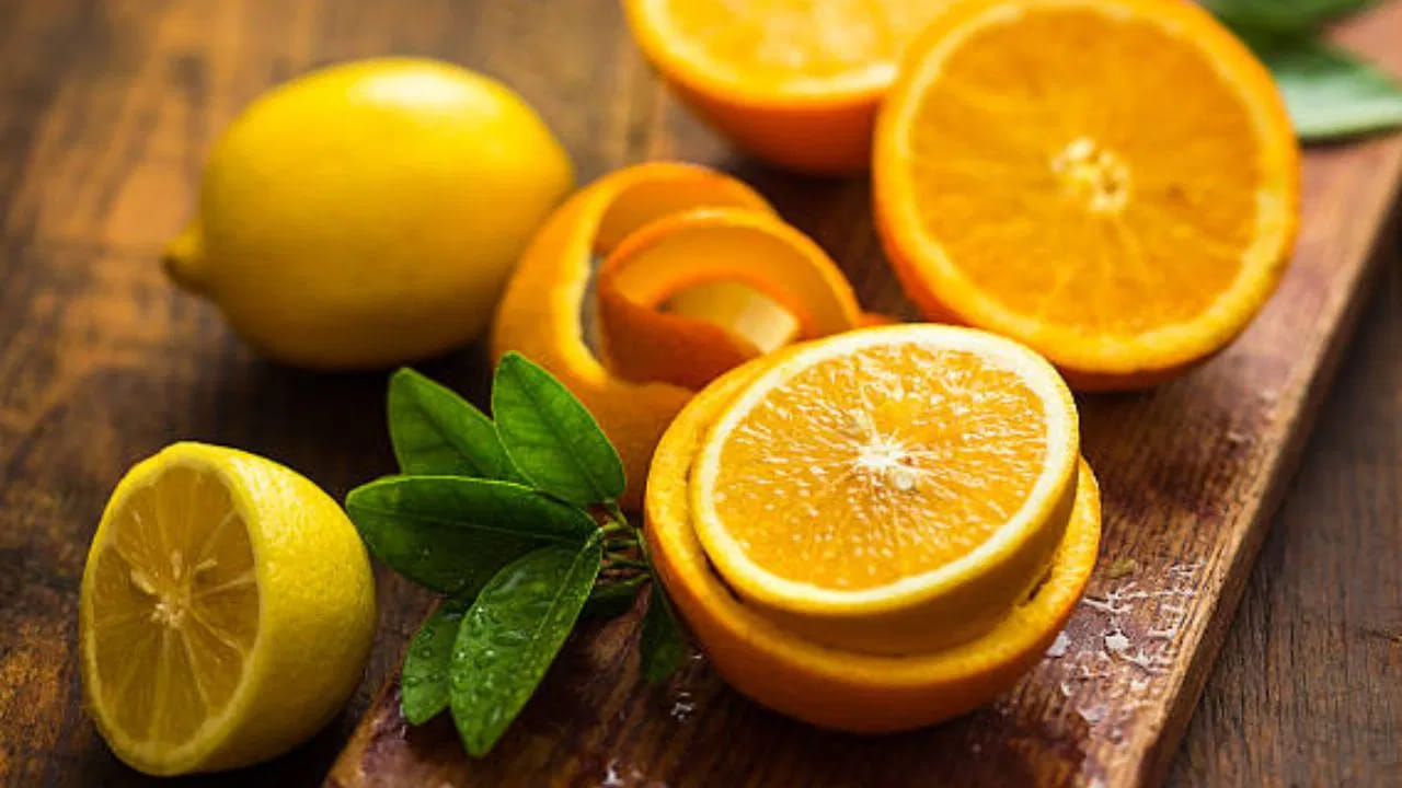 నిమ్మ, నారింజ వంటి సిట్రస్ పండ్లు ఆరోగ్యానికి మంచివి. కానీ సిట్రస్ పండ్లలో యాసిడ్ కంటెంట్ ఎక్కువగా ఉంటుంది. కాబట్టి వాటిని అరటిపండ్లతో తినకూడదు. అరటిపండు, నిమ్మకాయల కలయిక కడుపు సమస్యలను పెంచుతుంది.