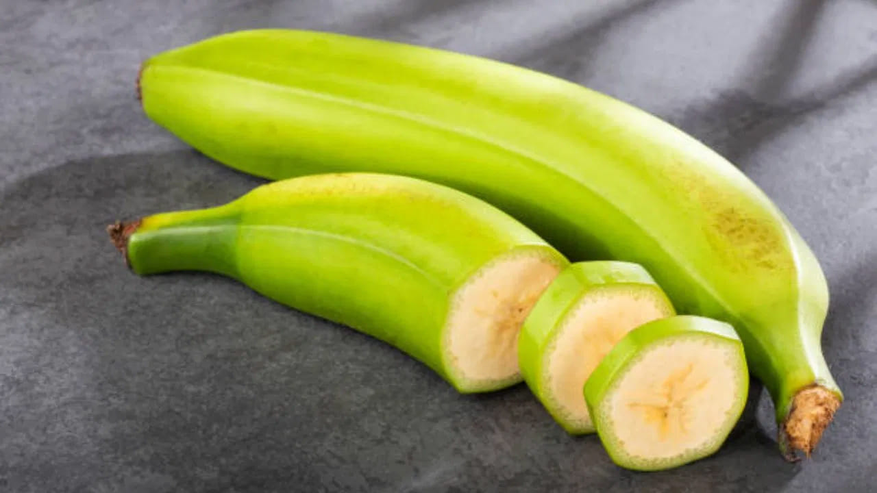 చక్కెర అధిక మొత్తంలో ఉండే ప్రాసెస్ చేయబడిన ఆహారాల్లో కార్బోహైడ్రేట్లు అధికంగా ఉంటాయి. అరటిపండ్లతో ఇటువంటి ఆహారాలు తినడం వల్ల రక్తంలో చక్కెర స్థాయిలు అకస్మాత్తుగా పడిపోతాయి. ఇది శారీరక అలసట, అసౌకర్యం, ఆకలిని పెంచుతుంది.