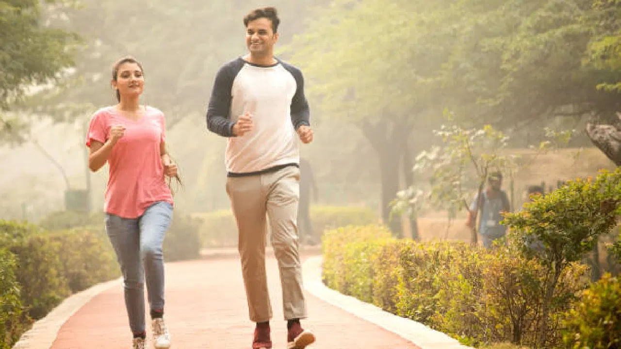 దేశవ్యాప్తంగా పెరుగుతున్న మరో ఆరోగ్య సమస్య మధుమేహం. 1 మిలియన్ కంటే ఎక్కువ మంది ప్రజలు ఈ సమస్యతో బాధపడుతున్నారు. అయితే మధుమేహ వ్యాధిగ్రస్తులు రన్నింగ్ చేయకూడదని అంటుంటారు. దీనిలో నిజమెంతో తెలుసా.. కానీ, ఇది పూర్తిగా అబద్ధం. అంటున్నారు ఆరోగ్య నిపుణులు. రన్నింగ్ అనేది శరీరాన్ని ఫిట్గా, ఆరోగ్యంగా ఉంచడంలో సహాయపడే వ్యాయామం. రెగ్యులర్ శారీరక శ్రమ రక్తంలో చక్కెర స్థాయిలను నియంత్రణలో ఉంచడానికి సహాయపడుతుంది.