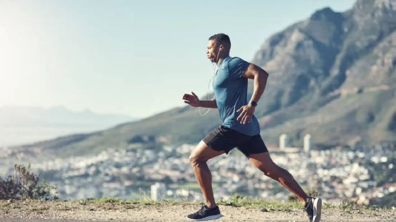 మధుమేహ వ్యాధిగ్రస్తులు వ్యాయామానికి ముందు, తర్వాత వారి రక్తంలో చక్కెర స్థాయిలను క్రమం తప్పకుండా తనిఖీ చేయాలి. వ్యాయామం వల్ల రక్తంలో చక్కెర స్థాయిలు చాలా తక్కువగా (హైపోగ్లైసీమియా) లేదా చాలా ఎక్కువ (హైపర్గ్లైసీమియా) పెరగకుండా చూసేందుకు ఇది సహాయపడుతుంది.