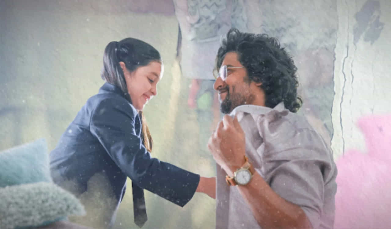 అమ్మ సెంటిమెంట్తో చాలా సినిమాలు వచ్చాయి. హాయ్ నాన్న నాన్న సెంటిమెంట్తో వస్తున్న సినిమా అని అన్నారు నాని. తండ్రీ కుమార్తెల మధ్య అనుబంధం ప్రధానంగా తెరకెక్కిందని అన్నారు. మెసేజ్ ఇచ్చే మూవీ కాదని, మంచి ఫీల్గుడ్ మూవీ అని చెప్పారు నాని.