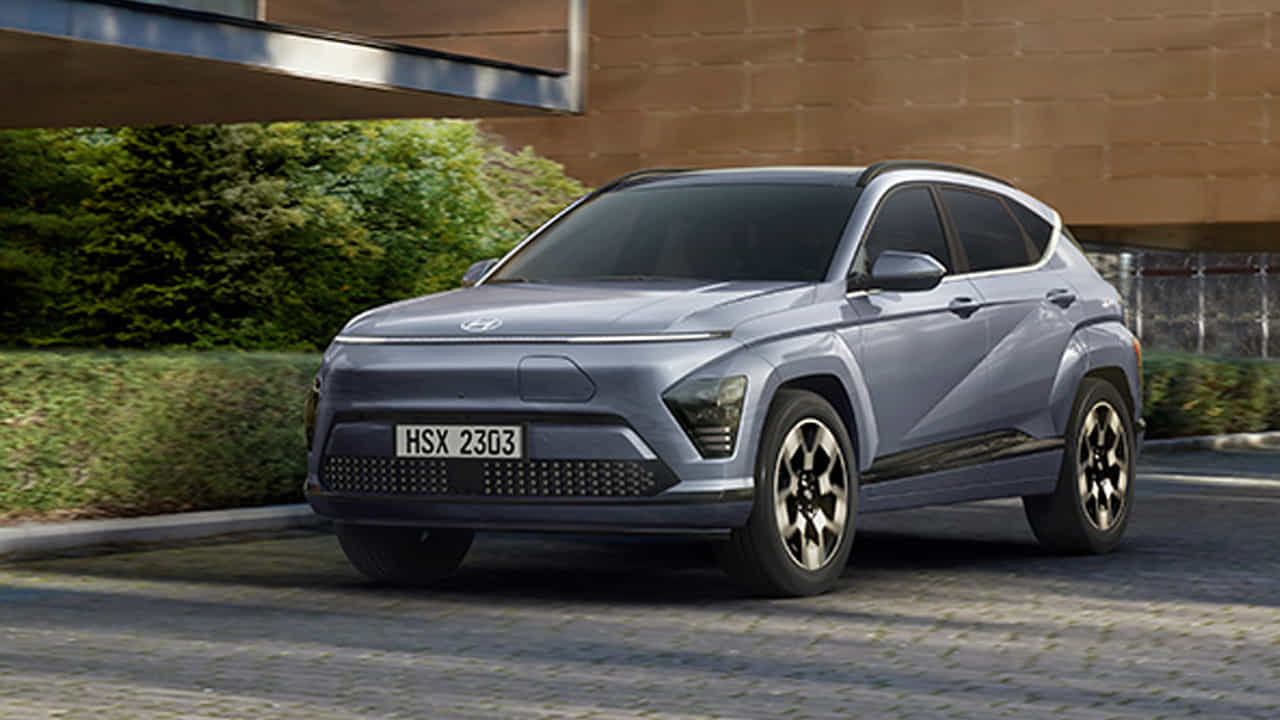 Hyundai Kona Electric car- దీపావళి పండుగ సీజన్‌లో అత్యధిక తగ్గింపుతో లభించే రెండవ కారు హ్యుందాయ్ కోనా. దీపావళి సందర్భంగా హ్యుందాయ్ కోనాపై రూ.2 లక్షల తగ్గింపును అందిస్తోంది. హ్యుందాయ్ గతంలో ఈ కారుపై లక్ష రూపాయల తగ్గింపును ఇస్తోంది. అదే సమయంలో సెప్టెంబర్ నుంచి రాయితీని రూ.2 లక్షలకు పెంచారు. హ్యుందాయ్ కోనా ధర రూ.23.84 లక్షల నుంచి ప్రారంభమవుతుంది.
