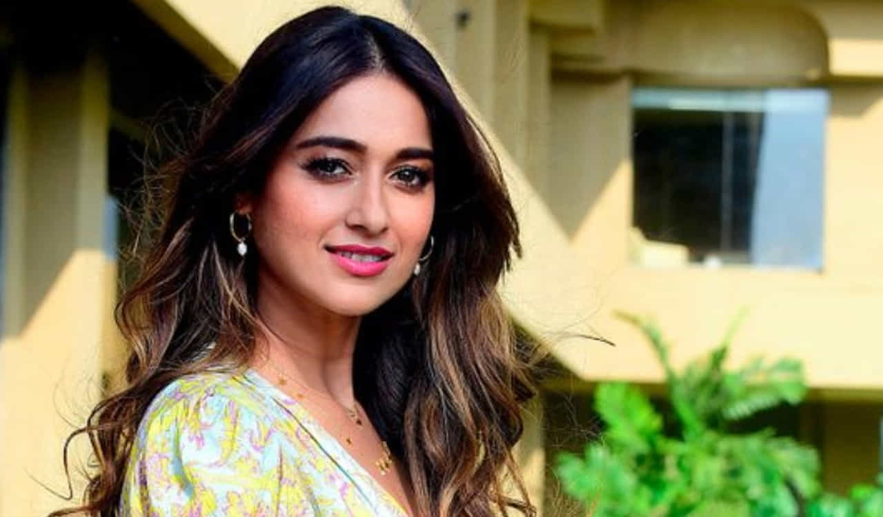 తాను సింగిల్ పేరెంట్ని కాదని అన్నారు నటి ఇలియానా. సోషల్ మీడియాలో అభిమానులతో ముచ్చటించారు ఈ గోవా బ్యూటీ. తన భర్తతో ఉన్న ఫొటోను షేర్ చేశారు. ప్రెగ్నెన్సీ సమయంలో తన తల్లి తనను కంటికి రెప్పలా చూసుకున్నారని అన్నారు.