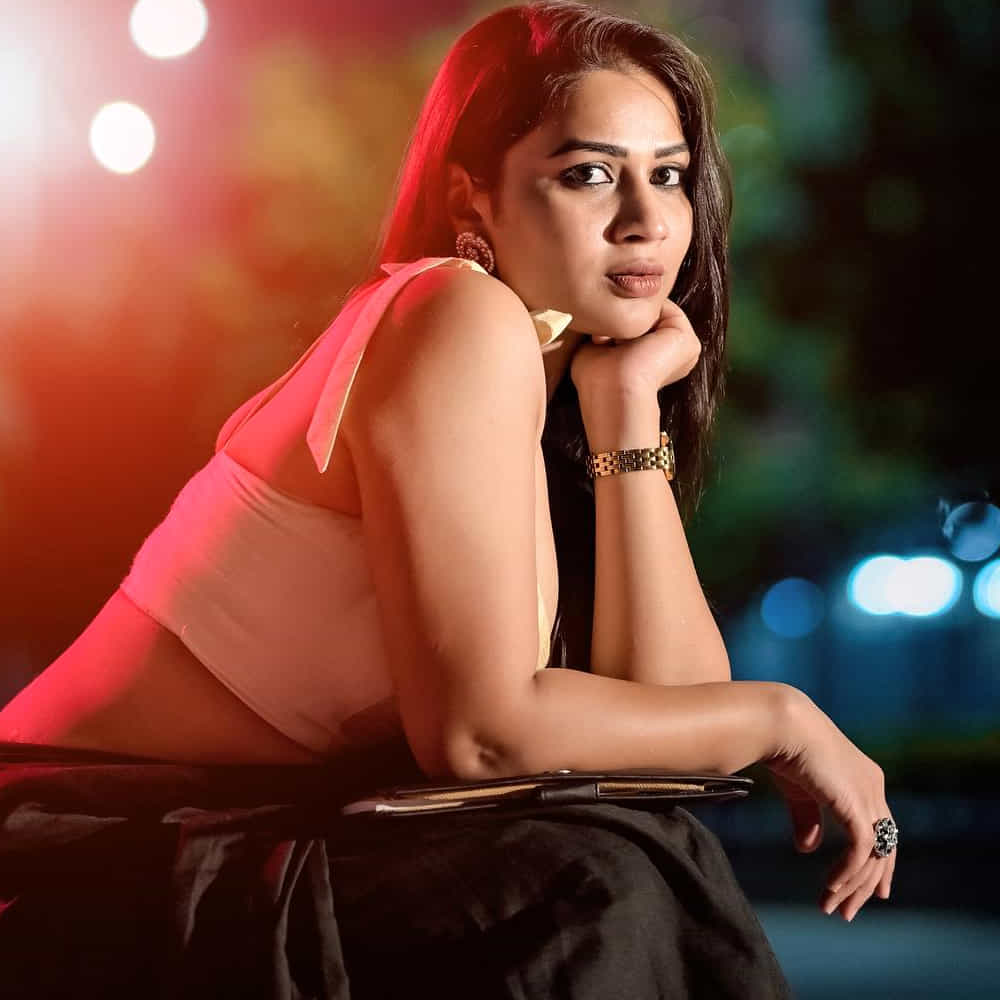 ఆర్జీవీతో ఇంటర్వ్యూ చేసి ఆతర్వాత ఆయనతో కలిసి డాన్స్ చేసి క్రేజ్ తెచ్చుకున్న బ్యూటీ ఇనాయ సుల్తానా. హీరోయిన్ అవ్వాలన్న ఆశతో ఇండస్ట్రీలోకి వచ్చింది ఈ చిన్నది.