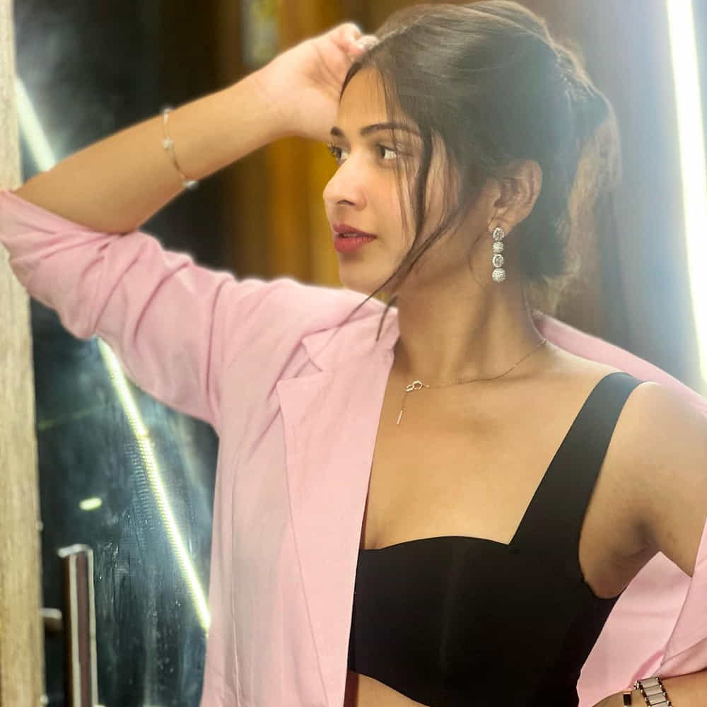 ఇక సోషల్ మీడియాలో ఓ రేంజ్ లో అందాలు ఆరబోస్తూ కుర్రకారుకు కిర్రెక్కిస్తుంది ఈ బ్యూటీ. తాజాగా ఈ అందాల భామ కొన్ని ఫోటోలను వదిలింది. ఈ ఫోటోలు ఇప్పుడు వైరల్ గా మారాయి.