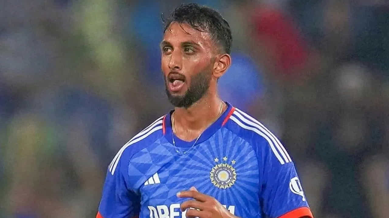 మ్యాక్స్వెల్ మ్యాచ్ చివరి నాలుగు బంతుల్లో భారత ఫాస్ట్ బౌలర్ ప్రసిద్ధ్ కృష్ణ బౌలింగ్లో ఒక సిక్స్, వరుసగా మూడు ఫోర్లు కొట్టి ఆస్ట్రేలియాకు విజయాన్ని అందించాడు. ఈ విజయంతో ఆస్ట్రేలియా ఐదు మ్యాచ్ల సిరీస్ని సజీవంగా ఉంచుకుంది.