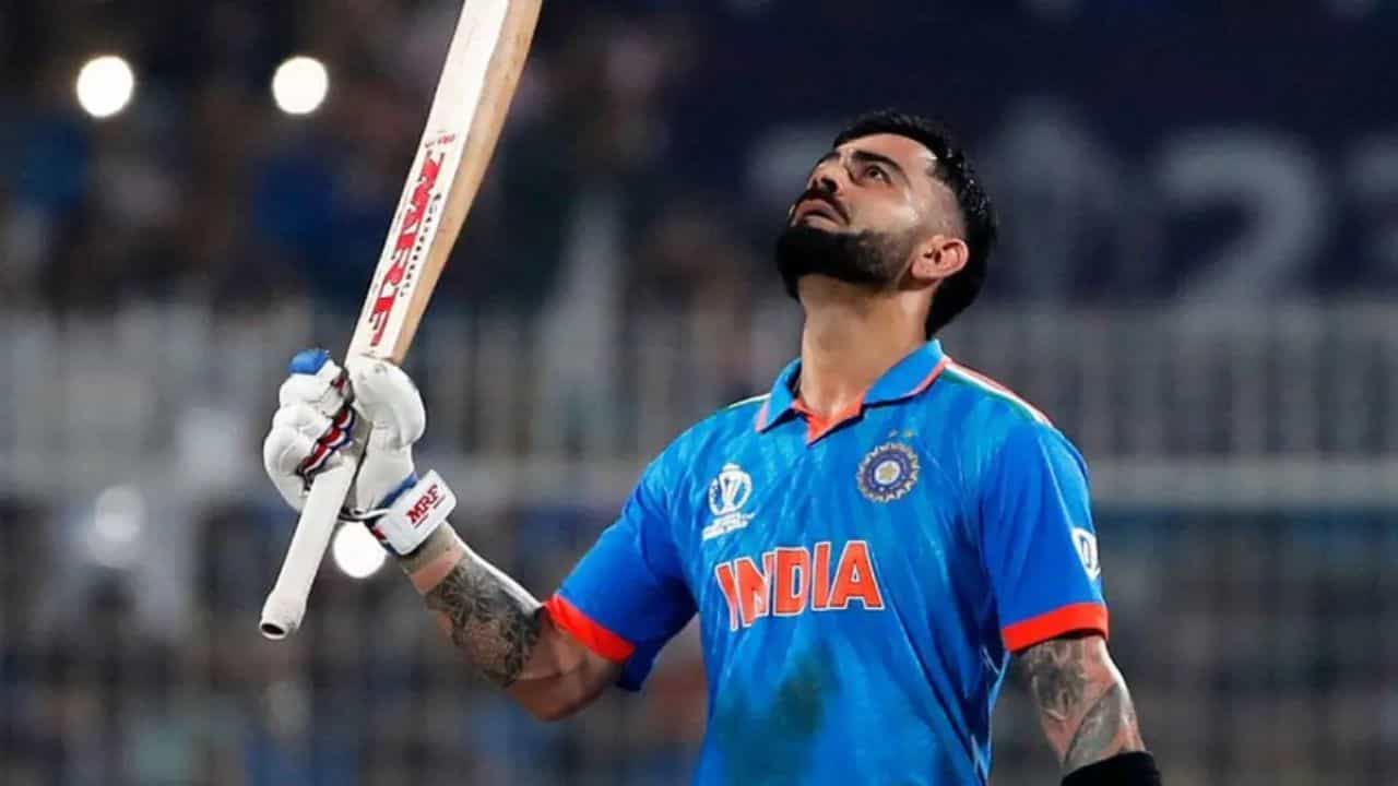 వన్డే క్రికెట్లో అత్యధిక పరుగులు చేసిన మూడో ఆటగాడిగా విరాట్ కోహ్లీ నిలిచాడు. అతను ఆస్ట్రేలియా ఆటగాడు రికీ పాంటింగ్ను విడిచిపెట్టాడు. న్యూజిలాండ్తో జరిగిన సెమీ-ఫైనల్లో పాంటింగ్ తన 28వ పరుగు తీసిన వెంటనే విరాట్ కోహ్లీ రికీ పాంటింగ్ను దాటేశాడు.