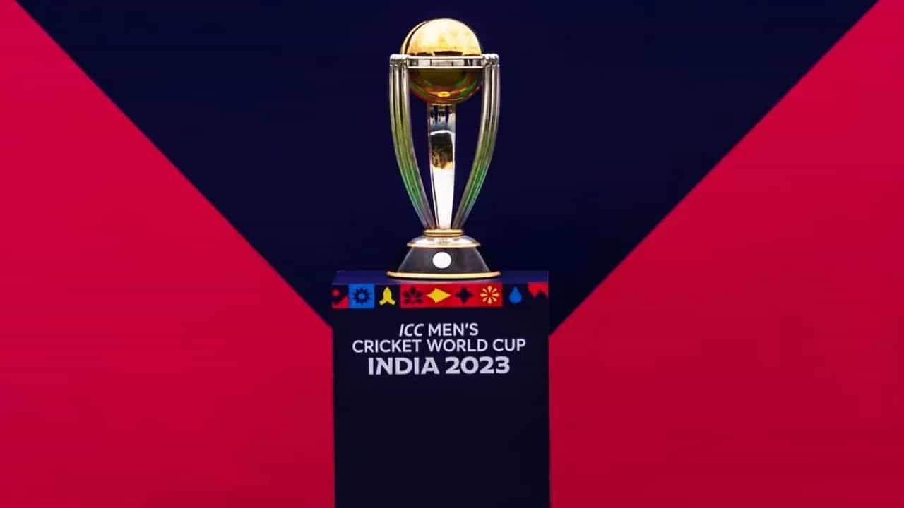 ODI ప్రపంచకప్ 1975లో ప్రారంభమైనప్పటికీ, అధికారిక ట్రోఫీ 1999లో రూపొందించారు. అంటే 1975-1996 మధ్య జరిగిన 6 ప్రపంచకప్‌లలో విభిన్న డిజైన్ల ట్రోఫీలు అందించారు. 1999 ప్రపంచ కప్‌లో, ICC ప్రపంచ కప్ ట్రోఫీని రూపొందించింది. దీనిని అధికారికంగా ఐసీసీ ఆమోదించింది.