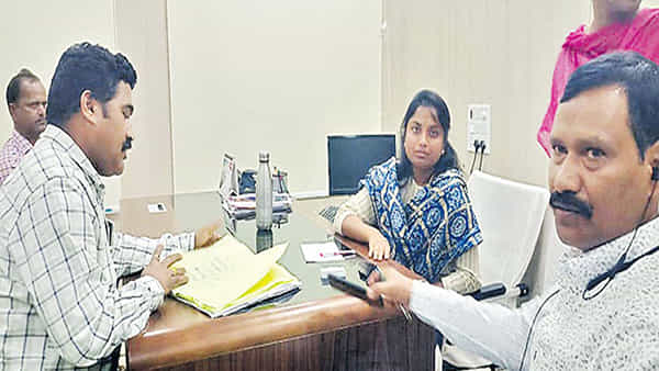 Telangana: లంచం తీసుకుంటూ అడ్డంగా బుక్కైన జనగామ మున్సిపల్ కమిషనర్.. అరెస్ట్!