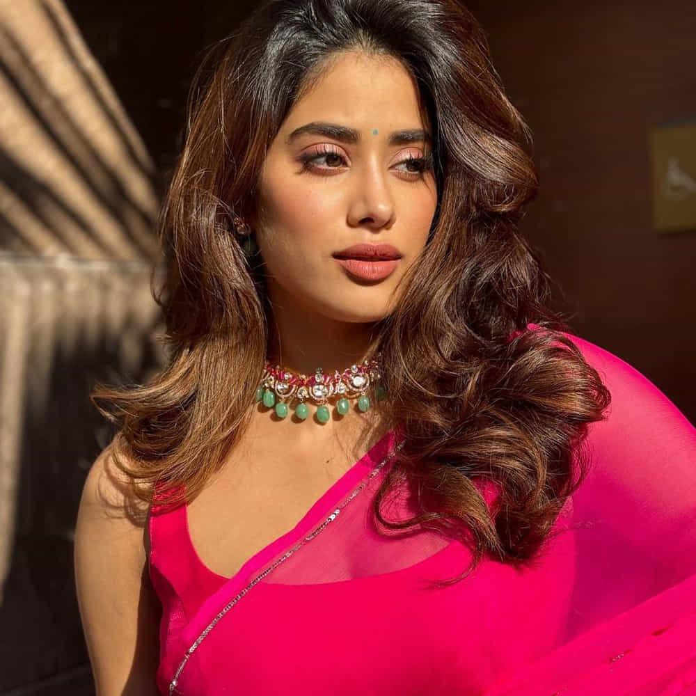 అతి తక్కువ సమయంలోనే బ్యాక్ టూ బ్యాక్ సినిమాలతో అగ్ర కథానాయికగా దూసుకుపోతుంది. ఇప్పుడు తెలుగు ఇండస్ట్రీలోకి అడుగుపెట్టబోతుంది జాన్వీ.