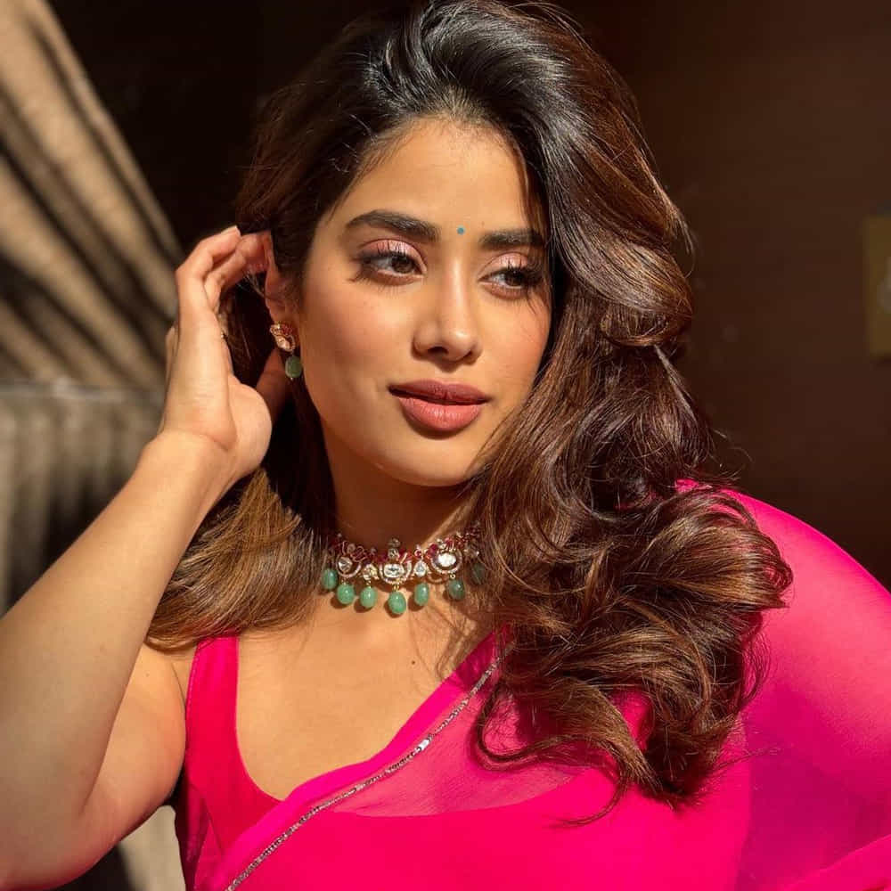 ఇదిలా ఉంటే.. నిత్యం నెట్టింట ఫుల్ యాక్టివ్ గా ఉంటూ సినిమా అప్డేట్స్, ఫోటోషూట్స్ షేర్ చేస్తూ అభిమానులతో టచ్ లో ఉంటుంది జాన్వీ. తాజాగా ఈ బ్యూటీ షేర్ చేసిన ఫోటోస్ వైరలవుతున్నాయి.