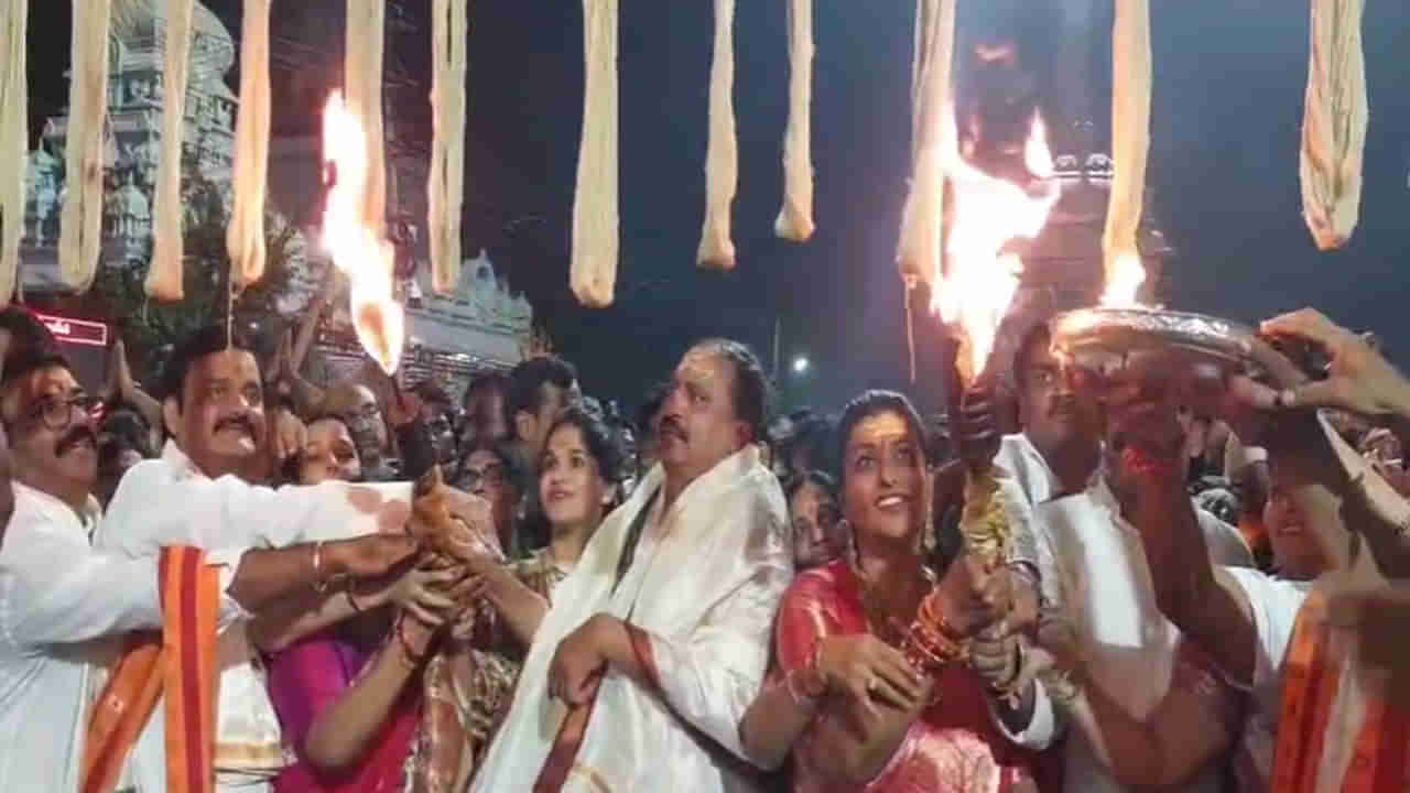 Srisailam Temple: మల్లన్న సన్నిధిలో జ్వాలాతోరణం.. భక్తులతో కిటకిటలాడిన ఆలయ వీధులు..